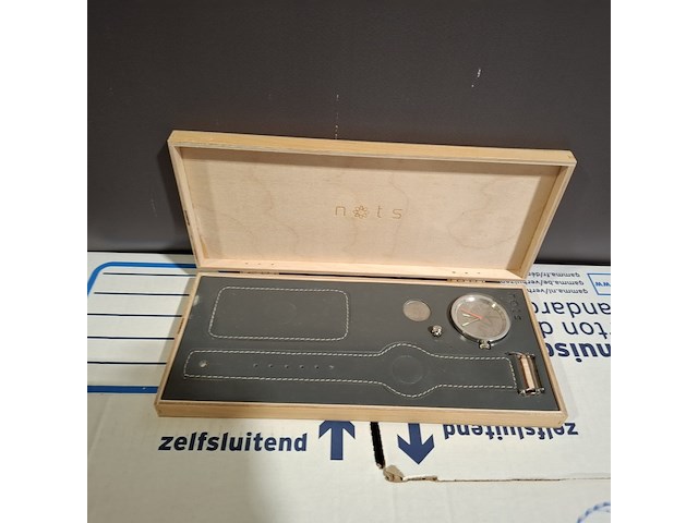 Ca. 200x horloges standaard, nots / mondaine , elk horloge is uniek doordat elke wijzerplaat een uniek stukje van de plattegrond van amsterdam, londen, parijs en new york bevat - afbeelding 13 van  22