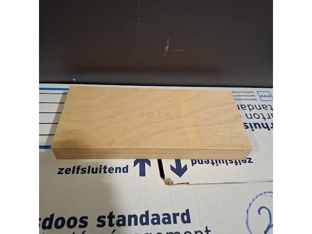 Ca. 200x horloges standaard, nots / mondaine , elk horloge is uniek doordat elke wijzerplaat een uniek stukje van de plattegrond van amsterdam, londen, parijs en new york bevat - afbeelding 14 van  22