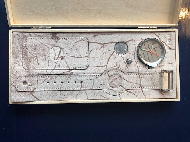 Ca. 200x horloges standaard, nots / mondaine , elk horloge is uniek doordat elke wijzerplaat een uniek stukje van de plattegrond van amsterdam, londen, parijs en new york bevat - afbeelding 12 van  22