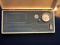 Ca. 200x horloges standaard, nots / mondaine , elk horloge is uniek doordat elke wijzerplaat een uniek stukje van de plattegrond van amsterdam, londen, parijs en new york bevat - afbeelding 20 van  22