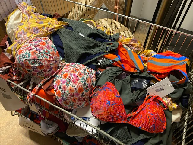 Ca. 201x badmode, bikinibroekjes en -topjes, cyell, fantasie, shiwi etc. - afbeelding 1 van  1