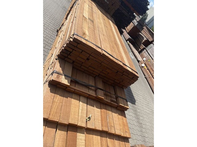 Ca. 204x guyana teak planken fijnbezaagd, 31x80mm, 91/215cm, 17/245cm, 12/275cm, 84/305cm - afbeelding 1 van  3