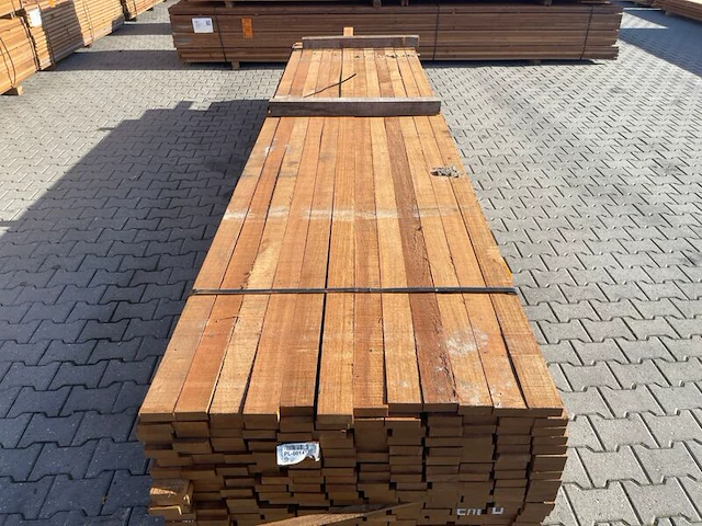 Ca. 204x guyana teak planken fijnbezaagd, 31x80mm, lengte 25/400cm, 83/430cm, 96/460cm - afbeelding 1 van  3