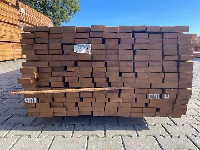 Ca. 204x guyana teak planken fijnbezaagd, 31x80mm, lengte 25/400cm, 83/430cm, 96/460cm - afbeelding 2 van  3