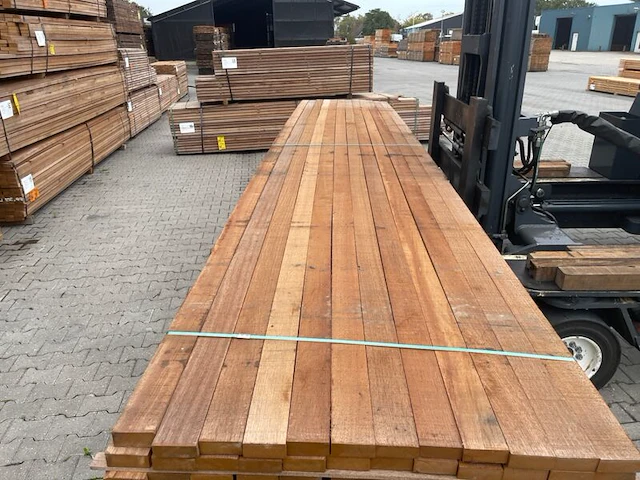 Ca. 204x guyana teak planken fijnbezaagd, 31x80mm, lengte 25/400cm, 83/430cm, 96/460cm - afbeelding 1 van  3