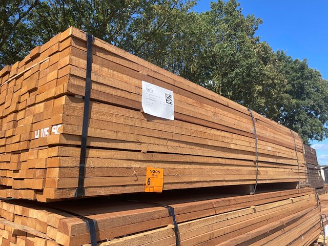Ca. 204x guyana teak planken fijnbezaagd, 31x80mm, lengte 305cm - afbeelding 2 van  3