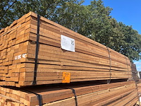 Ca. 204x guyana teak planken fijnbezaagd, 31x80mm, lengte 305cm - afbeelding 2 van  3