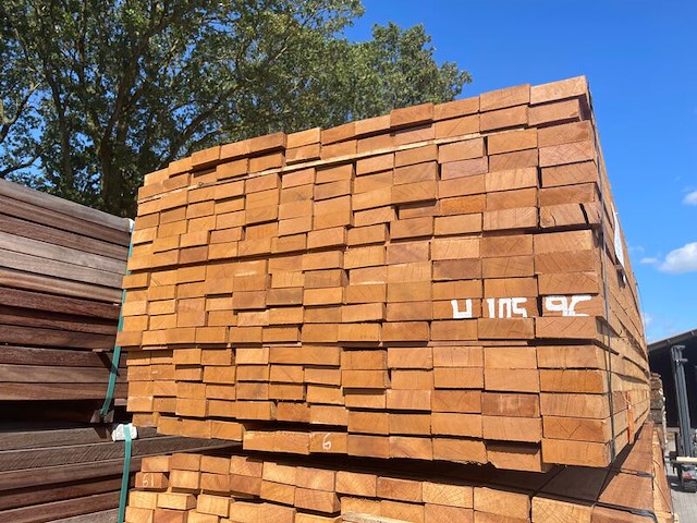 Ca. 204x guyana teak planken fijnbezaagd, 31x80mm, lengte 305cm - afbeelding 3 van  3