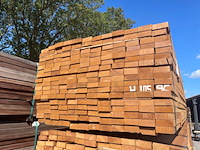 Ca. 204x guyana teak planken fijnbezaagd, 31x80mm, lengte 305cm - afbeelding 3 van  3