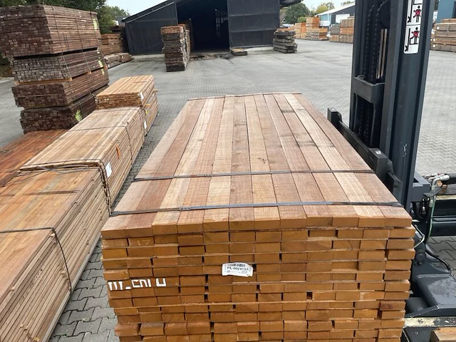 Ca. 204x guyana teak planken fijnbezaagd, 31x80mm, lengte 91/215cm, 17/245cm, 12/275cm, 84/305cm - afbeelding 1 van  3