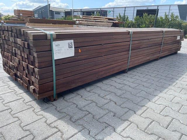 Ca. 204x hardhouten regels geschaafd, 42x57mm, lengte 395cm - afbeelding 2 van  3
