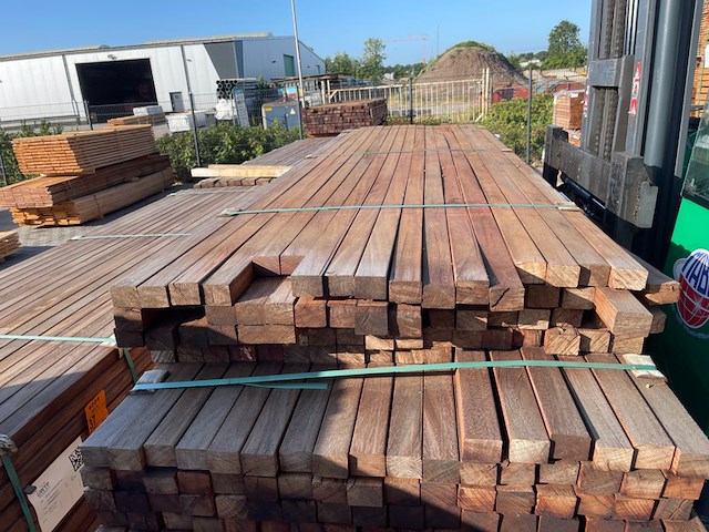 Ca. 204x hardhouten regels geschaafd, 42x57mm, lengte 79/305cm, 125/335cm - afbeelding 1 van  3