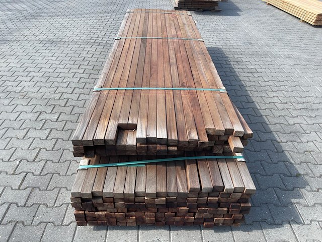 Ca. 204x hardhouten regels geschaafd, 42x57mm, lengte 79/305cm, 125/335cm - afbeelding 1 van  3