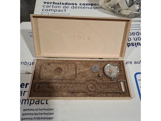 Ca. 204x horloges, nots / mondaine , elk horloge is uniek doordat elke wijzerplaat een uniek stukje van de plattegrond van amsterdam, londen, parijs en new york bevat, diverse kleuren - afbeelding 5 van  32