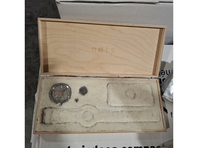 Ca. 204x horloges, nots / mondaine , elk horloge is uniek doordat elke wijzerplaat een uniek stukje van de plattegrond van amsterdam, londen, parijs en new york bevat, diverse kleuren - afbeelding 6 van  32