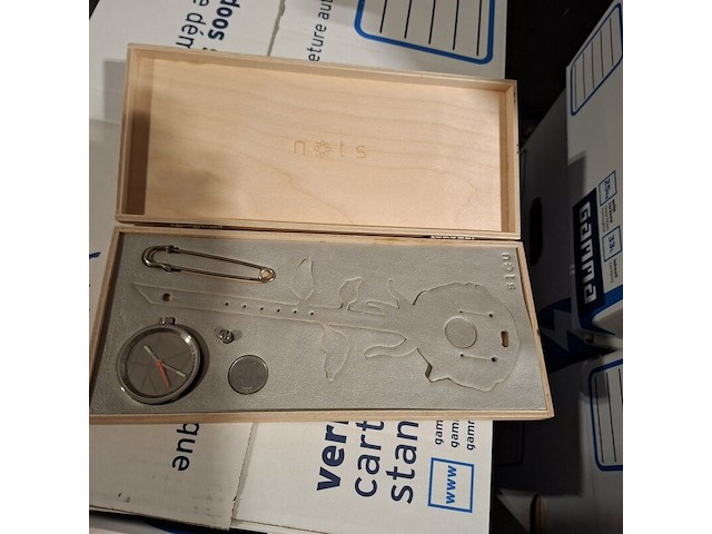 Ca. 204x horloges, nots / mondaine , elk horloge is uniek doordat elke wijzerplaat een uniek stukje van de plattegrond van amsterdam, londen, parijs en new york bevat, diverse kleuren - afbeelding 7 van  32