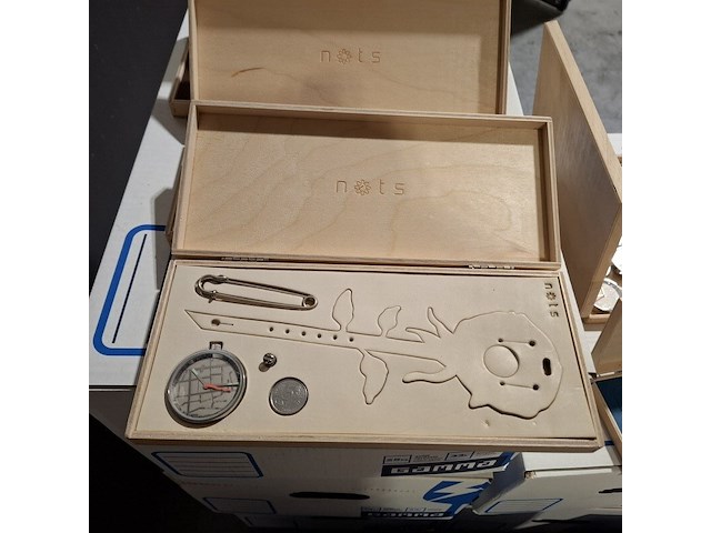 Ca. 204x horloges, nots / mondaine , elk horloge is uniek doordat elke wijzerplaat een uniek stukje van de plattegrond van amsterdam, londen, parijs en new york bevat, diverse kleuren - afbeelding 8 van  32