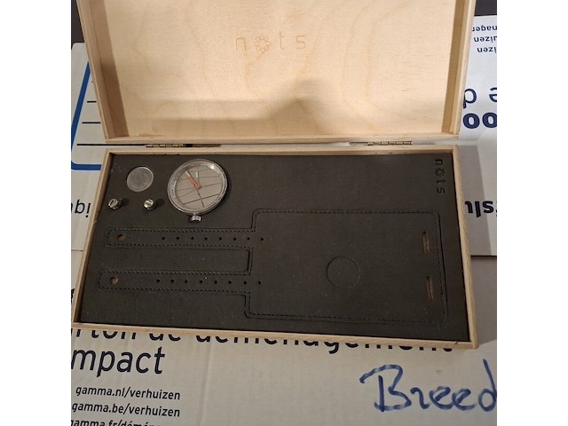 Ca. 204x horloges, nots / mondaine , elk horloge is uniek doordat elke wijzerplaat een uniek stukje van de plattegrond van amsterdam, londen, parijs en new york bevat, diverse kleuren - afbeelding 9 van  32