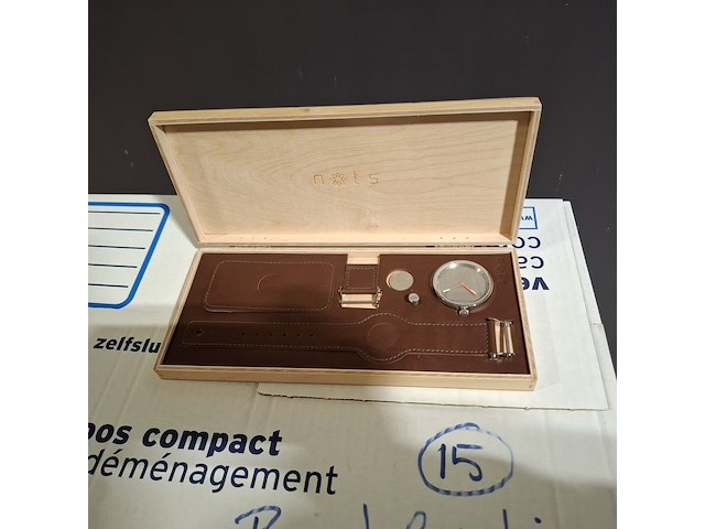 Ca. 204x horloges, nots / mondaine , elk horloge is uniek doordat elke wijzerplaat een uniek stukje van de plattegrond van amsterdam, londen, parijs en new york bevat, diverse kleuren - afbeelding 10 van  32