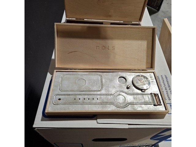 Ca. 204x horloges, nots / mondaine , elk horloge is uniek doordat elke wijzerplaat een uniek stukje van de plattegrond van amsterdam, londen, parijs en new york bevat, diverse kleuren - afbeelding 11 van  32