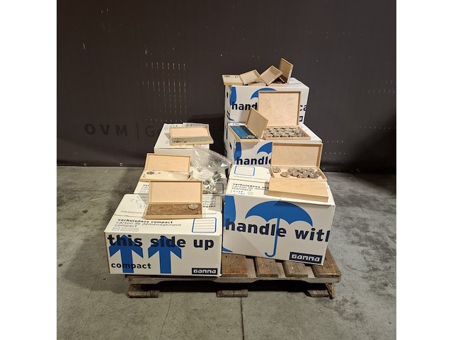 Ca. 204x horloges, nots / mondaine , elk horloge is uniek doordat elke wijzerplaat een uniek stukje van de plattegrond van amsterdam, londen, parijs en new york bevat, diverse kleuren - afbeelding 1 van  32