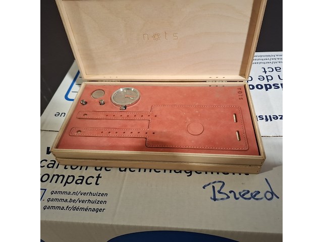 Ca. 204x horloges, nots / mondaine , elk horloge is uniek doordat elke wijzerplaat een uniek stukje van de plattegrond van amsterdam, londen, parijs en new york bevat, diverse kleuren - afbeelding 13 van  32