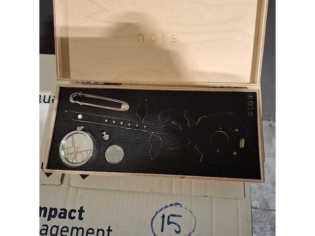 Ca. 204x horloges, nots / mondaine , elk horloge is uniek doordat elke wijzerplaat een uniek stukje van de plattegrond van amsterdam, londen, parijs en new york bevat, diverse kleuren - afbeelding 14 van  32