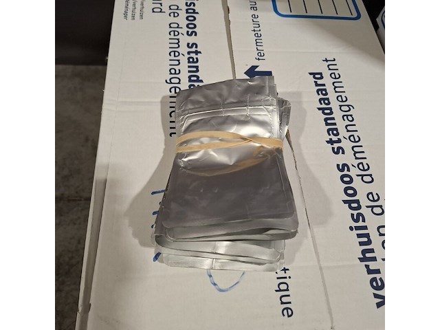 Ca. 204x horloges, nots / mondaine , elk horloge is uniek doordat elke wijzerplaat een uniek stukje van de plattegrond van amsterdam, londen, parijs en new york bevat, diverse kleuren - afbeelding 15 van  32