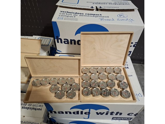 Ca. 204x horloges, nots / mondaine , elk horloge is uniek doordat elke wijzerplaat een uniek stukje van de plattegrond van amsterdam, londen, parijs en new york bevat, diverse kleuren - afbeelding 19 van  32