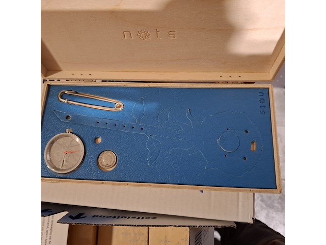 Ca. 204x horloges, nots / mondaine , elk horloge is uniek doordat elke wijzerplaat een uniek stukje van de plattegrond van amsterdam, londen, parijs en new york bevat, diverse kleuren - afbeelding 22 van  32