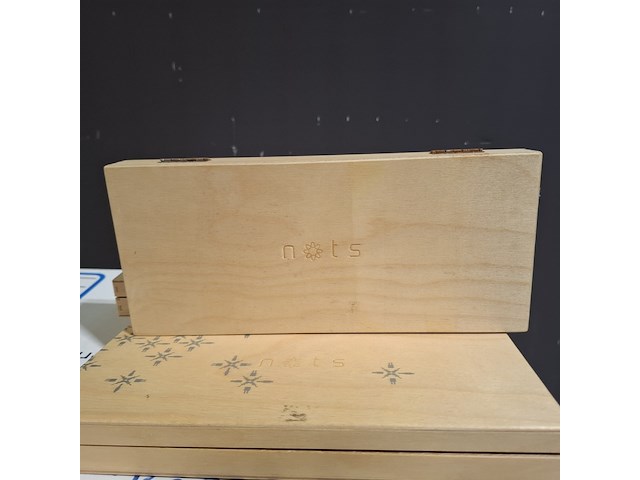 Ca. 204x horloges, nots / mondaine , elk horloge is uniek doordat elke wijzerplaat een uniek stukje van de plattegrond van amsterdam, londen, parijs en new york bevat, diverse kleuren - afbeelding 25 van  32