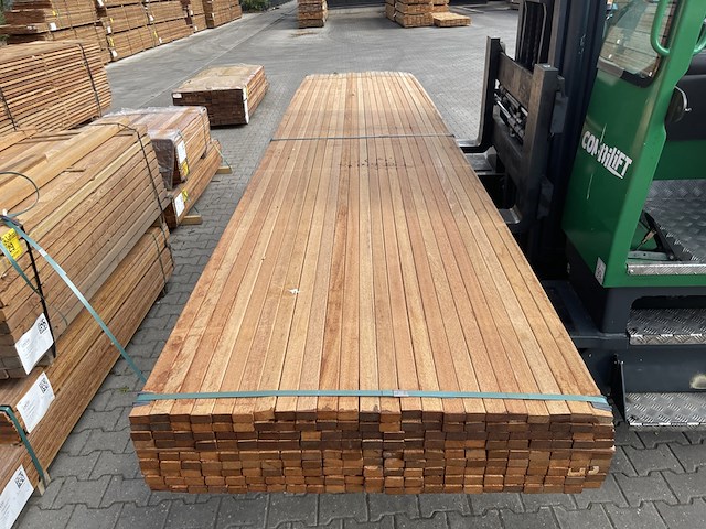 Ca. 207x angelim pedra latten geschaafd , 21x40mm, lengte 425cm - afbeelding 1 van  3