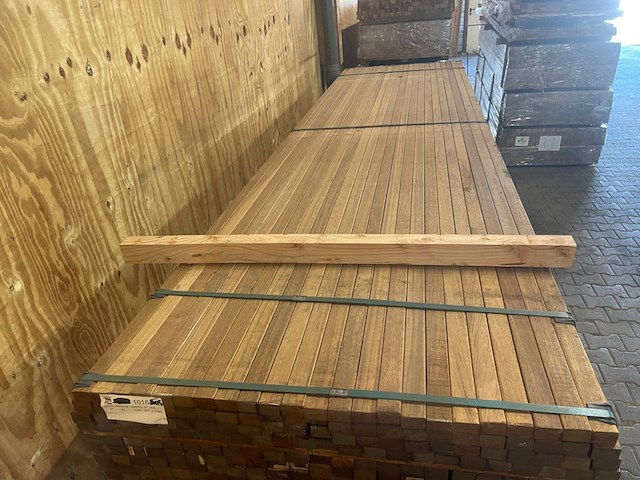Ca. 207x guyana teak planken geschaafd, 27x40mm, lengte 365cm - afbeelding 1 van  3