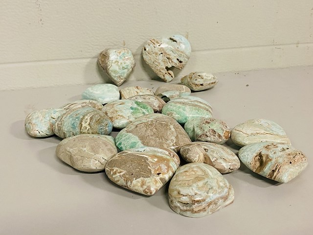 Ca. 20x blue caribbean calciet harten - afbeelding 1 van  4