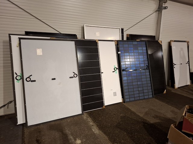 Ca. 20x diverse zonnepanelen o.a. hyundai, dmegc, tw solar - afbeelding 1 van  7