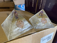 Ca. 20x orgonietpiramide 75 mm met edelsteen en koper - afbeelding 3 van  3