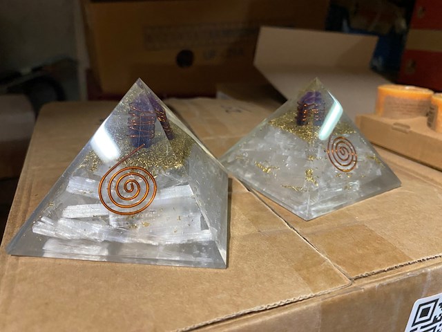 Ca. 20x orgonietpiramide 75 mm met edelsteen en koper - afbeelding 1 van  4