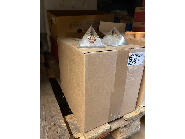 Ca. 20x orgonietpiramide 75 mm met edelsteen en koper - afbeelding 3 van  4
