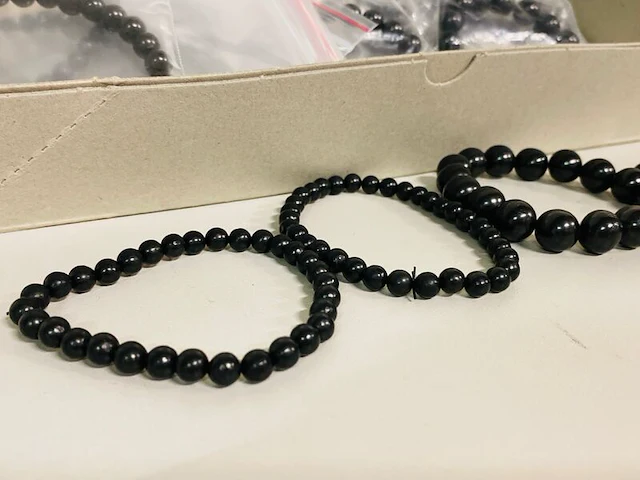 Ca. 20x shungiet kogelarmbanden - afbeelding 3 van  5