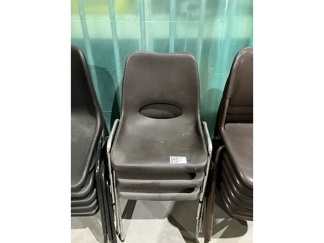 Ca. 20x stapelbare stoelen, bruin/zwart - afbeelding 3 van  5