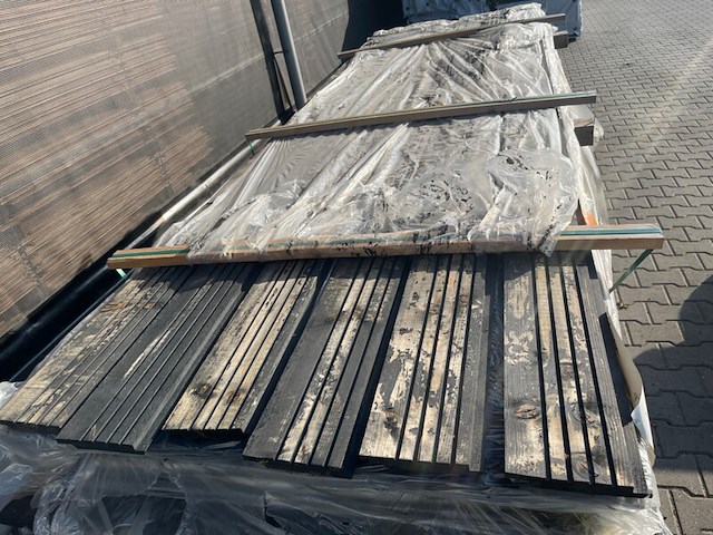 Ca. 20x vuren channelsiding zwart gecoat, 21x130mm, lengte 300cm - afbeelding 1 van  3