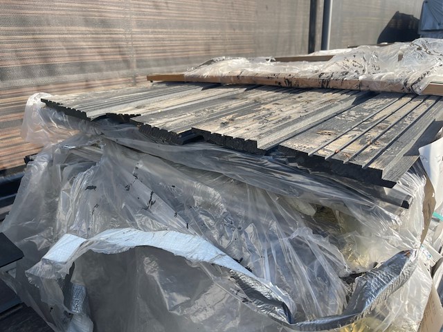 Ca. 20x vuren channelsiding zwart gecoat, 21x130mm, lengte 300cm - afbeelding 3 van  3