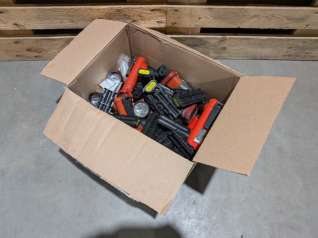 Ca. 20x zaklamp, streamlight, survivor led, incl. batterijhouders en filters - afbeelding 3 van  13