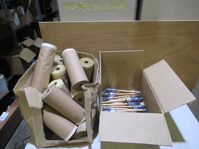 Ca. 21 kwasten en doos afplakpapier met plakrand elma/calliffeti - afbeelding 1 van  2