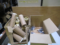 Ca. 21 kwasten en doos afplakpapier met plakrand elma/calliffeti - afbeelding 1 van  2