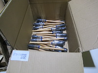 Ca. 21 kwasten en doos afplakpapier met plakrand elma/calliffeti - afbeelding 2 van  2