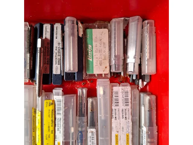 Ca. 210x diverse machinetaps - afbeelding 14 van  24