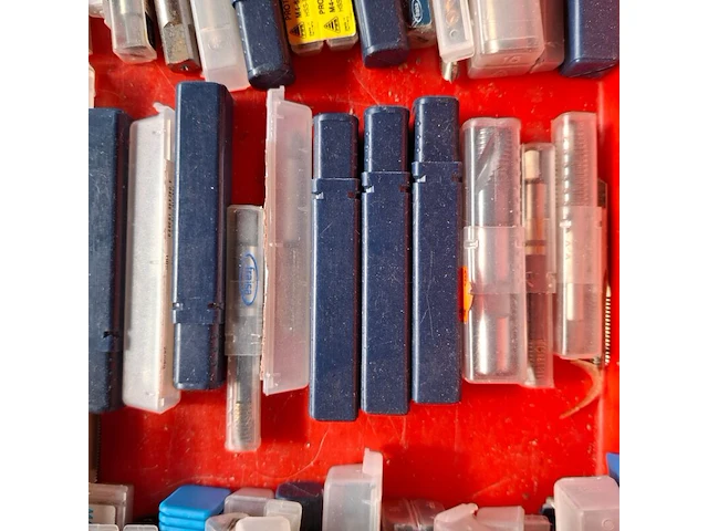 Ca. 210x diverse machinetaps - afbeelding 21 van  24