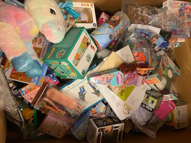 Ca. 212x speelgoed, knutselen en handelsgoederen, cricut, ses, funko etc. - afbeelding 1 van  4