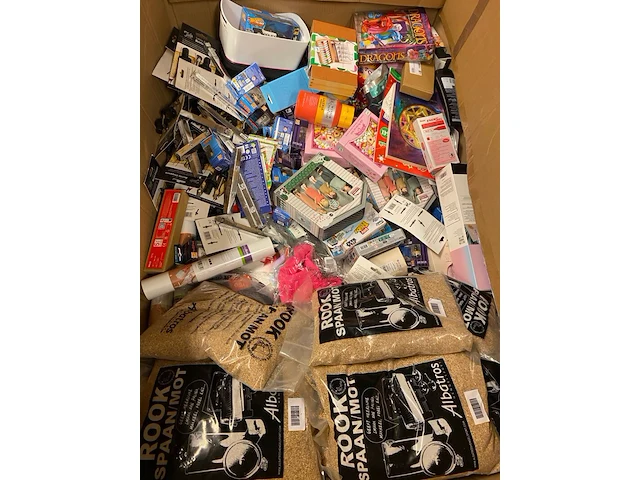 Ca. 213x speelgoed en knutselen, hot wheels, funko, cricut etc. - afbeelding 1 van  3